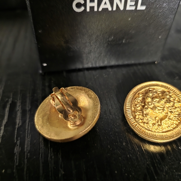 CHANEL Elegant Gold Plated Clip On Earrings - Picture 2 of 2